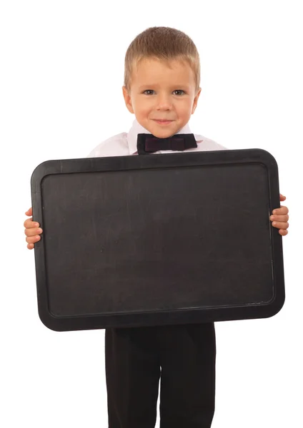 白で隔離され 空の黒板と小さな男の子 — ストック写真