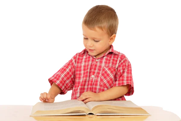 Liten Pojke Läser Bok Skrivbordet Isolerad Vit — Stockfoto