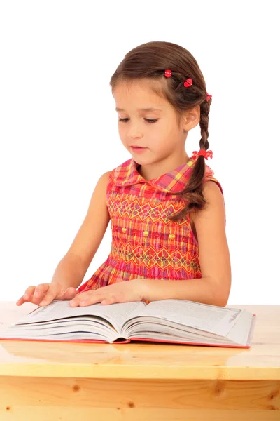 Kleines Mädchen Liest Buch Auf Dem Schreibtisch Isoliert Auf Weiß — Stockfoto
