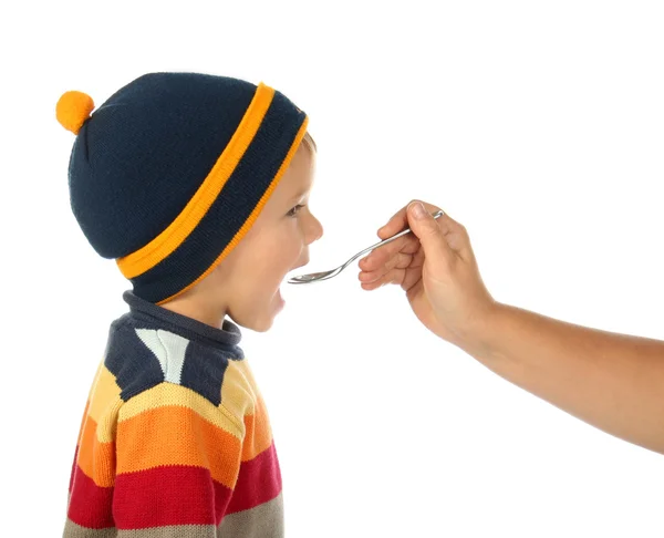 Pequeño chico con la boca abierta en el suéter con cuchara — Foto de Stock