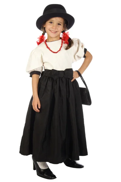 Улыбающаяся маленькая девочка в большой шляпе и красных бусах — стоковое фото