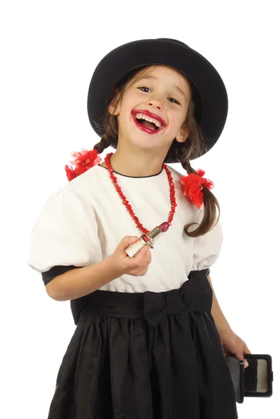 Удовлетворенная улыбающаяся маленькая девочка с красной помадой — стоковое фото