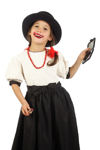 Zufriedenes lächelndes kleines Mädchen mit rotem Lippenstift — Stockfoto