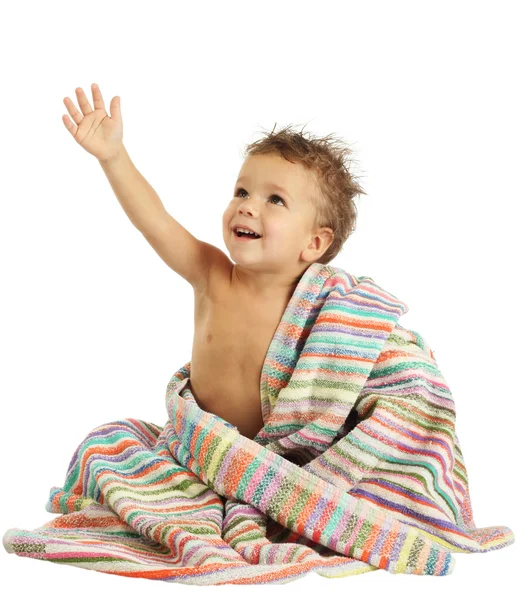 Leende liten pojke i handduk — Stockfoto