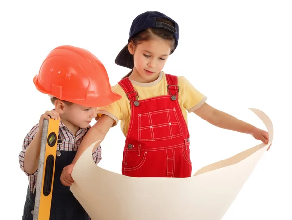 Zwei Kleine Bauarbeiter Mit Flüssigkeitsstand Und Bauplan Isoliert Auf Weiß — Stockfoto