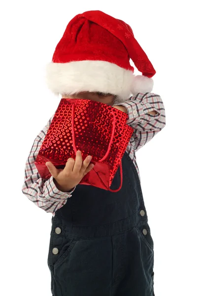 Усміхнений маленький хлопчик з різдвяною подарунковою сумкою — стокове фото