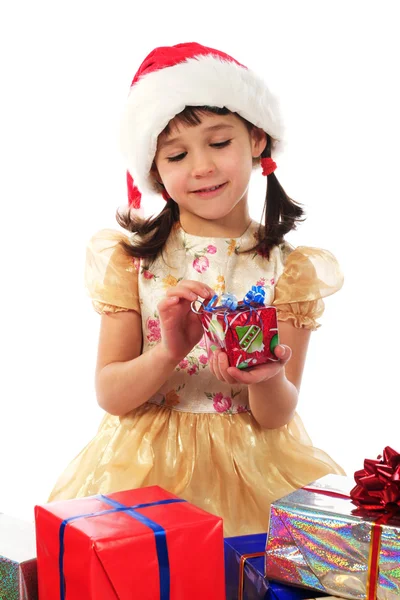 かわいい女の子のクリスマスのギフト ボックスで笑みを浮かべてください。 — ストック写真