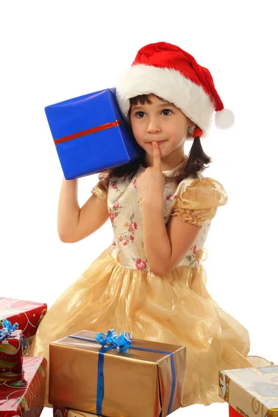 かわいい女の子のクリスマスのギフト ボックスで笑みを浮かべてください — ストック写真