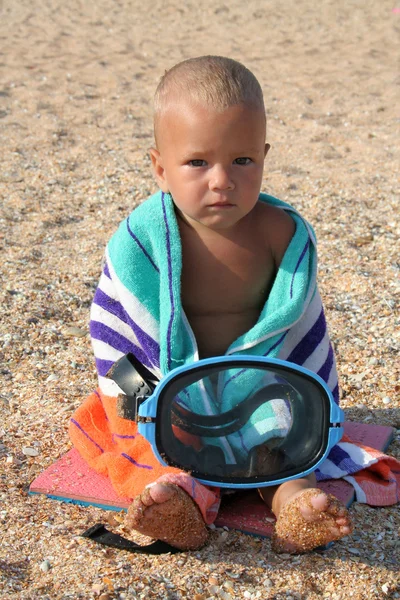 Kleiner Junge Sitzt Mit Tauchermaske Strand — Stockfoto