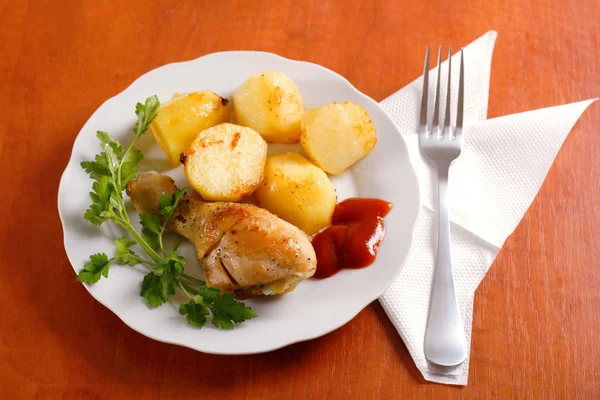 Patata de pollo asada con patatas —  Fotos de Stock