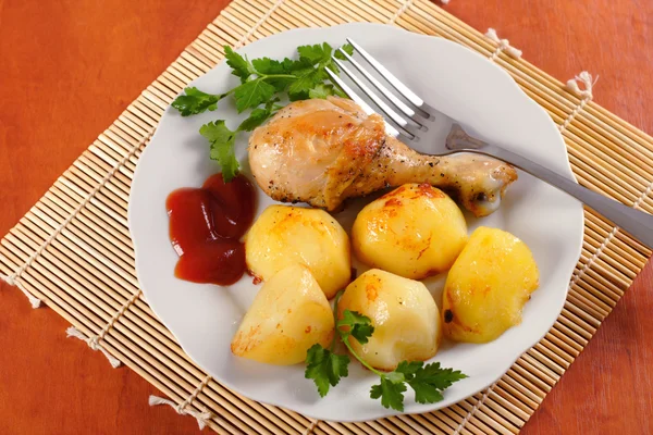 Gebratene Hähnchenkeule mit Kartoffeln — Stockfoto