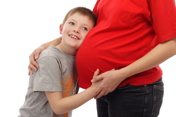 Kind hört auf den Bauch der schwangeren Mutter — Stockfoto