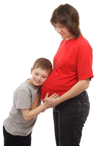 Παιδί, ακούγοντας την κοιλιά της μητέρας της έγκυος — Φωτογραφία Αρχείου