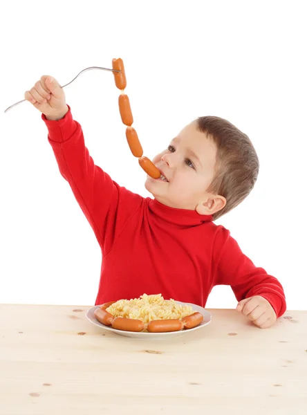 Маленький хлопчик їсть ланцюг ковбас — стокове фото