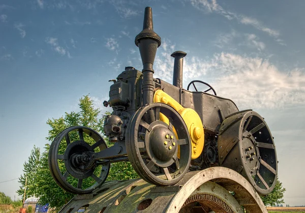 eski antika traktör bir kaide üzerinde. HDR tekniğinde yapılmış.