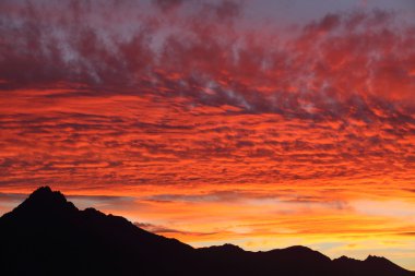 Queenstown, Yeni Zelanda Dağların üzerinden günbatımı