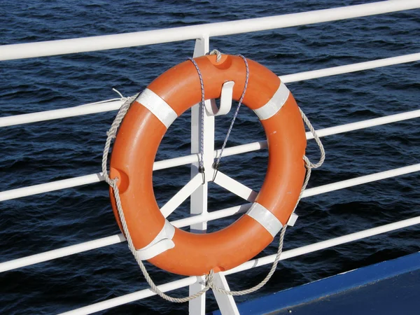 bir geminin güvertesinde Lifebuoy