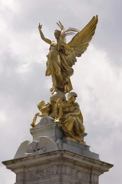 バッキンガム宮殿に近いヴィクトリア女王記念碑 — ストック写真