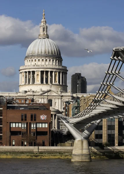 St Paul's Cathedral och Millennium Bridge — Stockfoto
