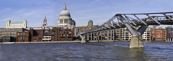St Paul katedrális és a Millennium-híd — Stock Fotó