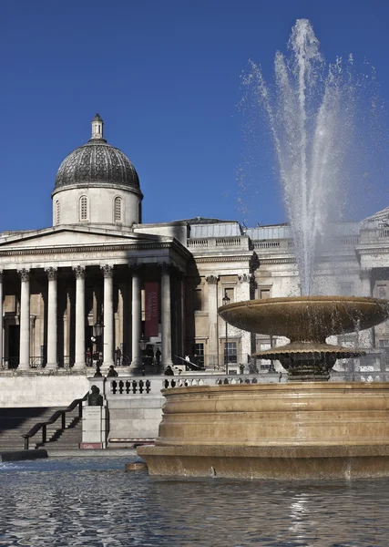 在伦敦的特拉法加广场上的喷泉 — 图库照片
