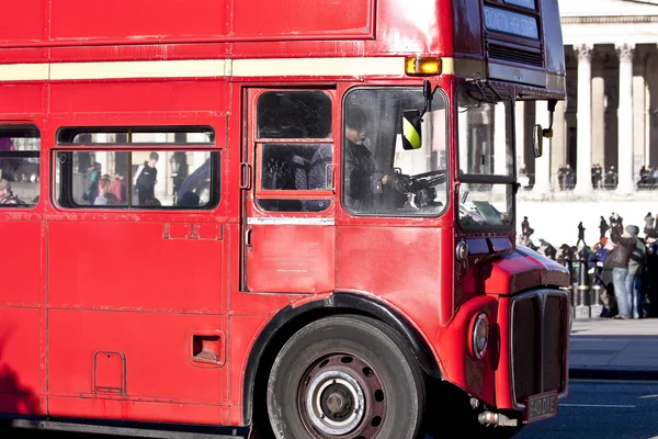 红色的英语巴士 在伦敦采取 — 图库照片