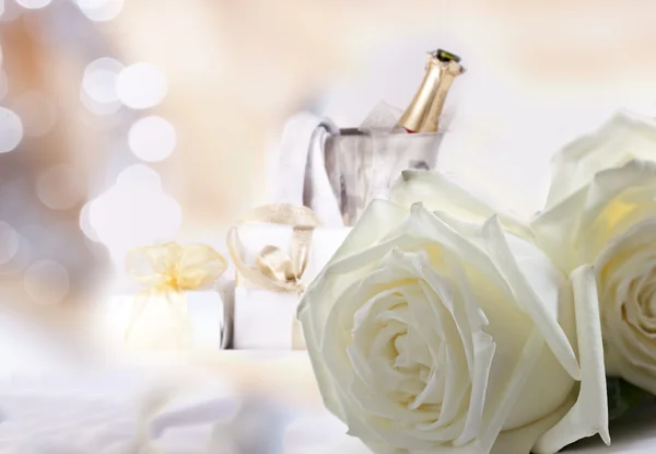 Vita Rosen och champagne — Stockfoto