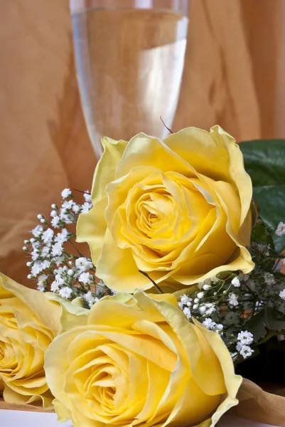 Κίτρινα τριαντάφυλλα και ποτήρι κρασί — Φωτογραφία Αρχείου