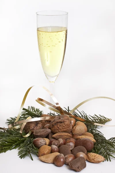 Бокал шампанского и орехов — стоковое фото