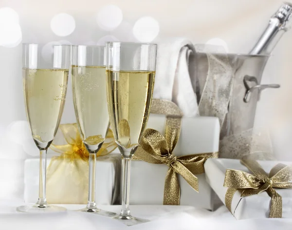 Бокалы шампанского и подарки — стоковое фото