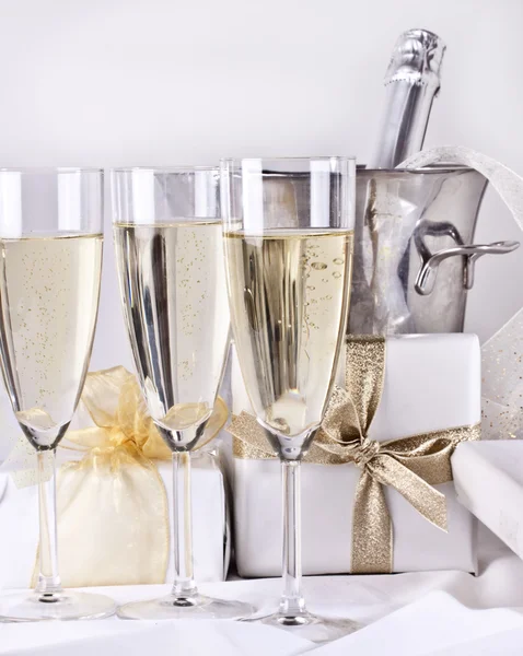 Бокалы шампанского и подарки — стоковое фото
