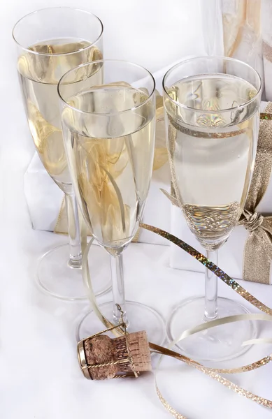 Okulary szampana i prezenty — Zdjęcie stockowe