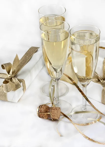 Okulary szampana i prezenty — Zdjęcie stockowe