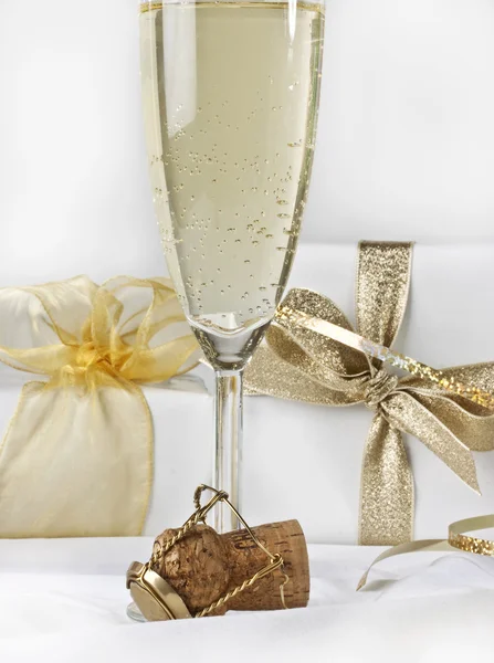 Glas champagne och gåvor — Stockfoto