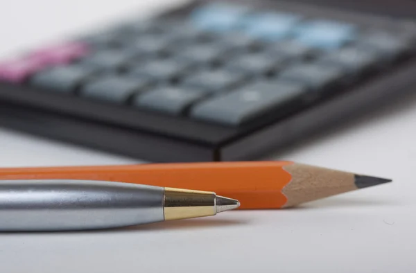 Pluma, lápiz y calculadora —  Fotos de Stock