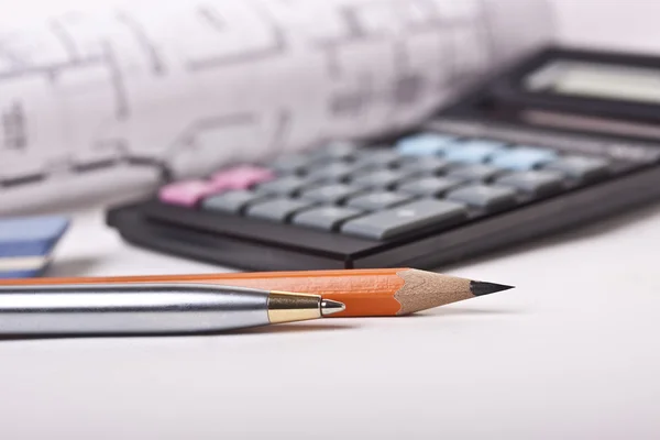 Ручка, олівець і калькулятор — стокове фото