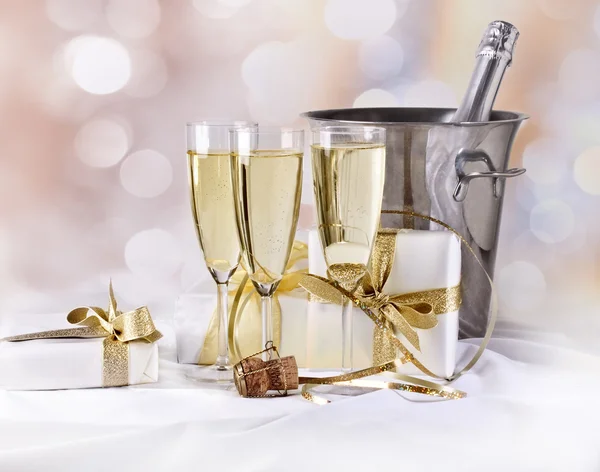Glas champagne och gåvor Royaltyfria Stockbilder