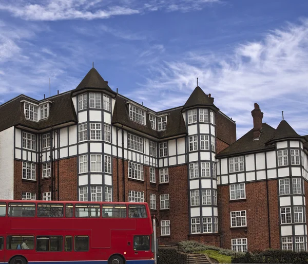 Tudor stílusú épület london — Stock Fotó