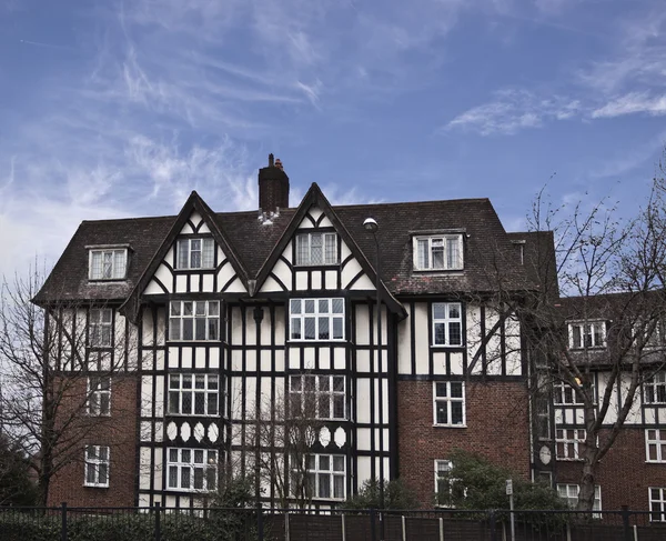 Tudor stil byggnad i london — Stockfoto