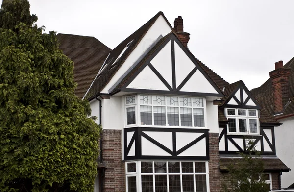 Dům v tudorovském stylu v Londýně — Stock fotografie