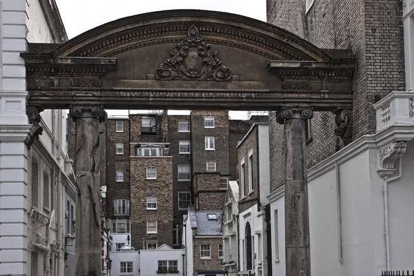 建筑物之间的古董拱 — 图库照片