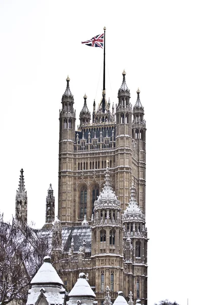 雪和雾在圣诞节前在伦敦的威斯敏斯特宫附近 — 图库照片