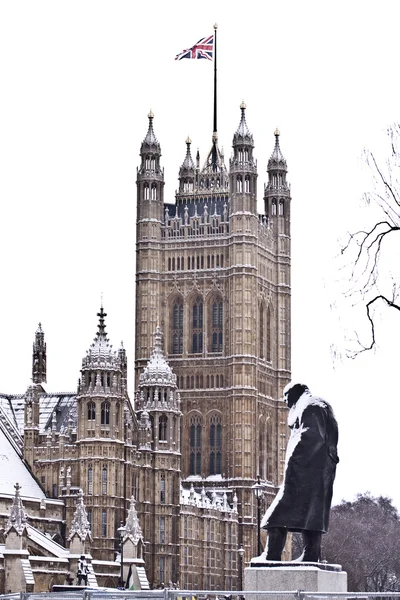 Śnieg i mgła w pobliżu Pałacu Westminsterskiego przed świętami Bożego Narodzenia w Londynie — Zdjęcie stockowe