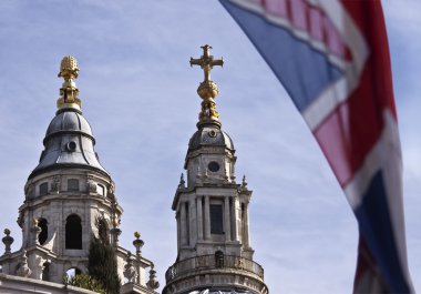 Katedral ve batı ucunda Saat Kulesi