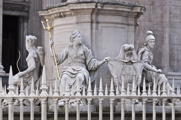 St. Paul'ın katedral Kraliçe Anne'in heykeli — Stok fotoğraf