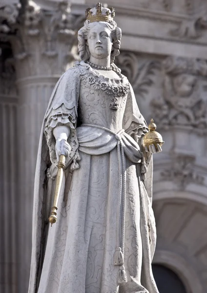 Queen Anne's Statue at St. Paul's Cathedral — Stock Photo, Image