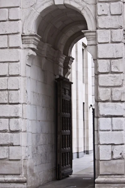 Gamla entrén nära St. Paul's Cathedral — Stockfoto