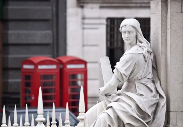 Queen Anne's standbeeld in de St. Paul kathedraal — Stockfoto