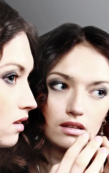 Vacker sexig ung kvinna nära en spegel — Stockfoto