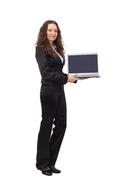Приваблива жінка з ноутбуком в руках посміхається — стокове фото